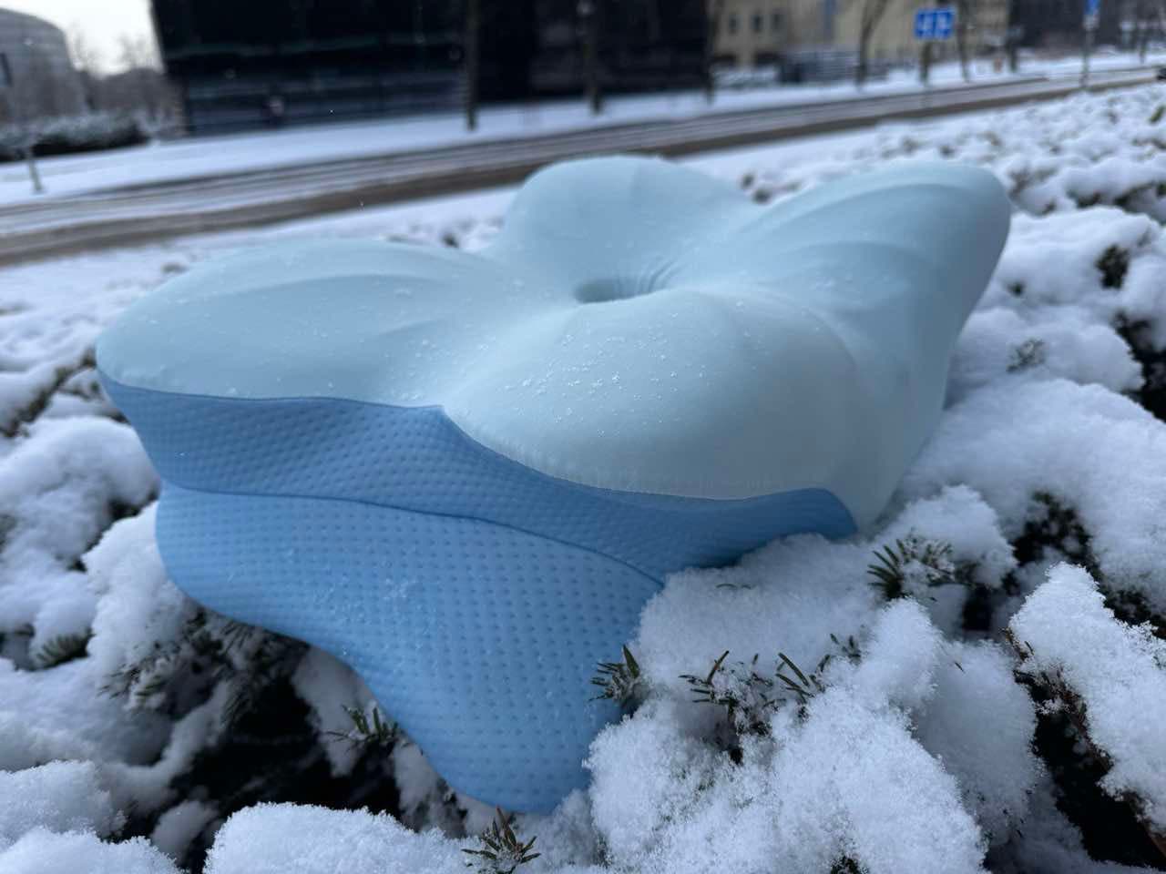 人体工学记忆棉枕在户外雪地环境中,象征旅行与时差调整场景