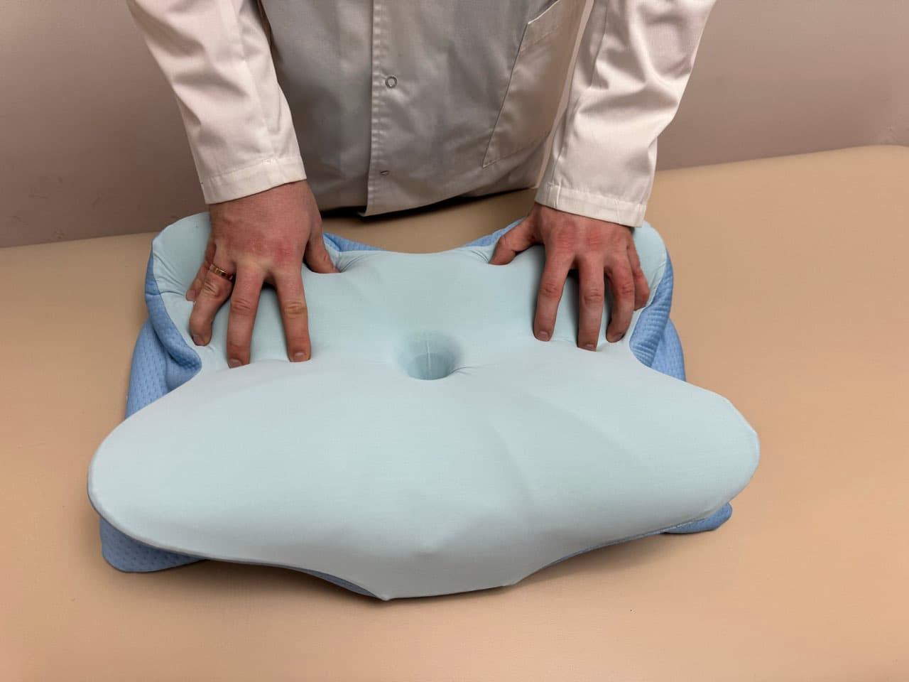 医生与患者面对面沟通睡眠健康问题,诊室环境专业温馨