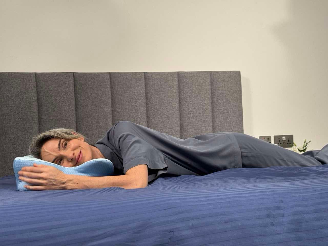侧卧女士使用人体工学记忆棉枕,鼓励侧睡有助于减少打鼾